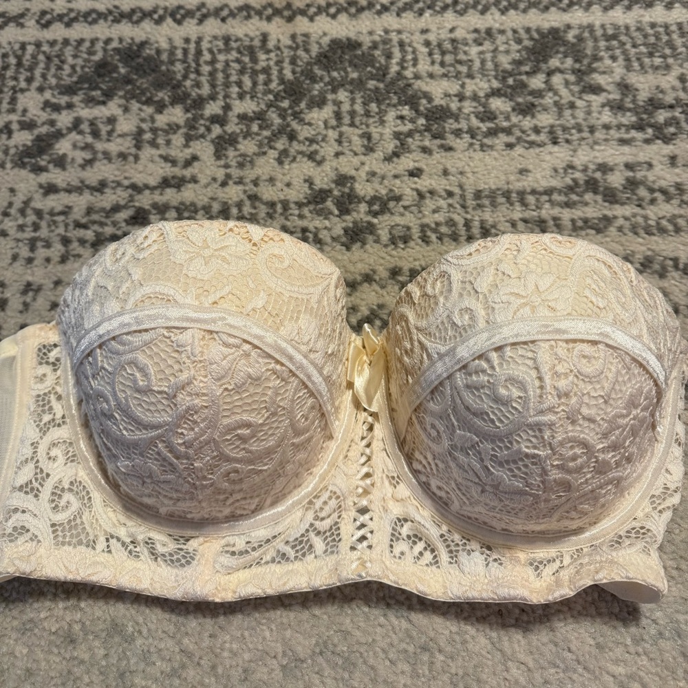 40D White Lace Strapless Adore Me Bra